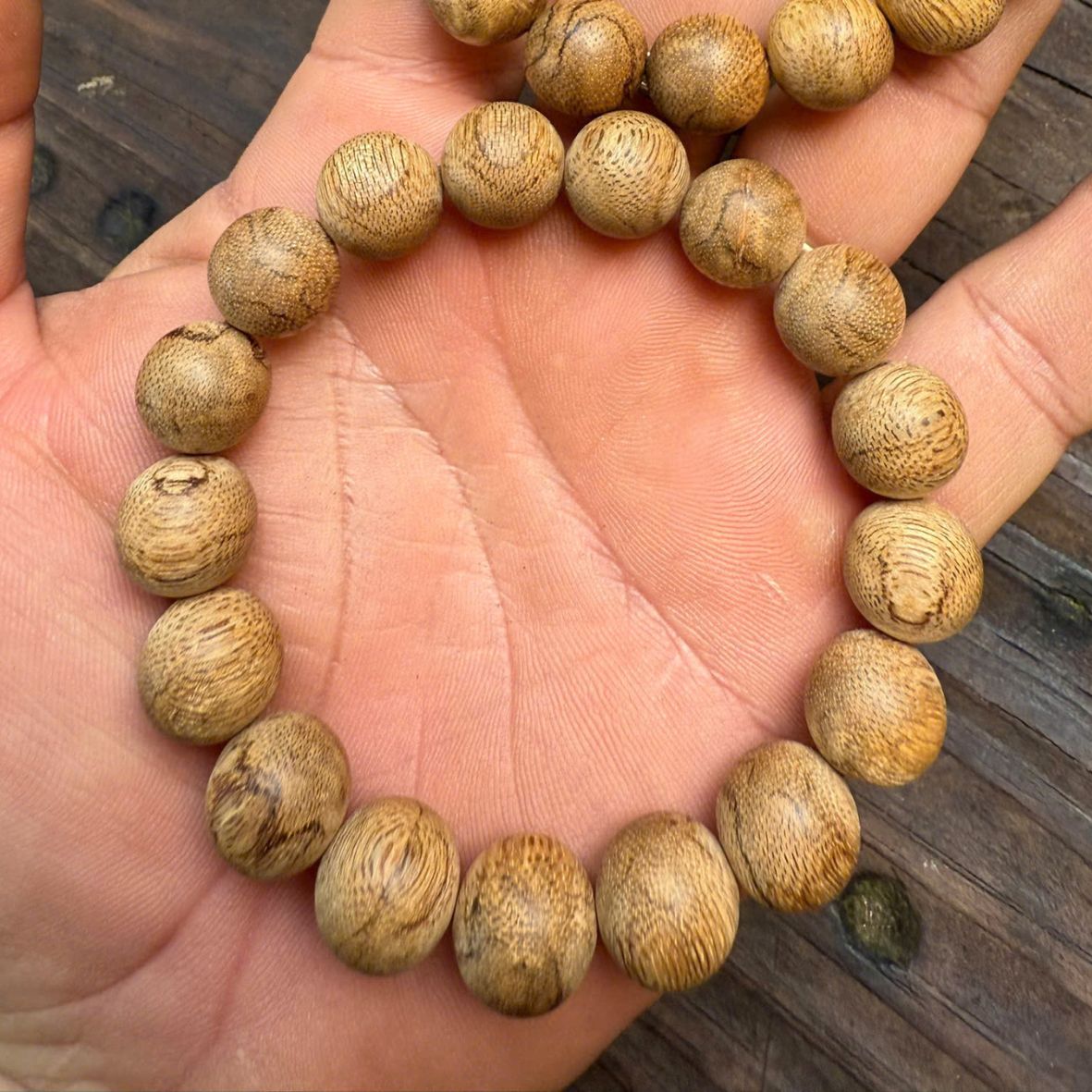 Vòng tay trầm hương cao cấp Việt Nam 