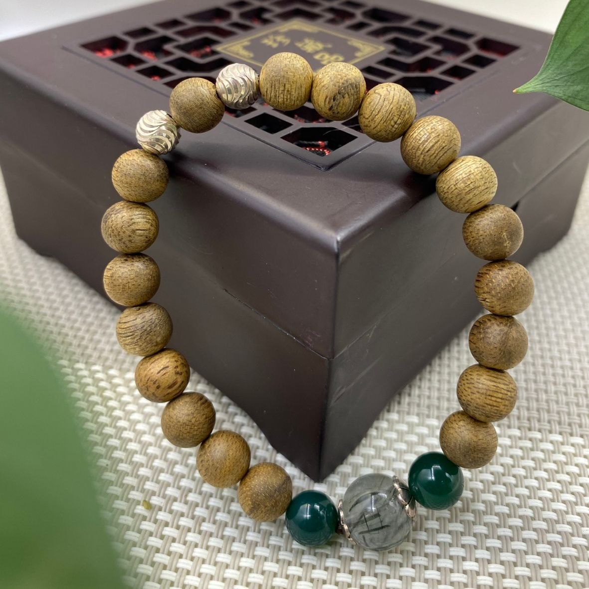 Vòng trầm tự nhiên Indo phối đá thạch anh