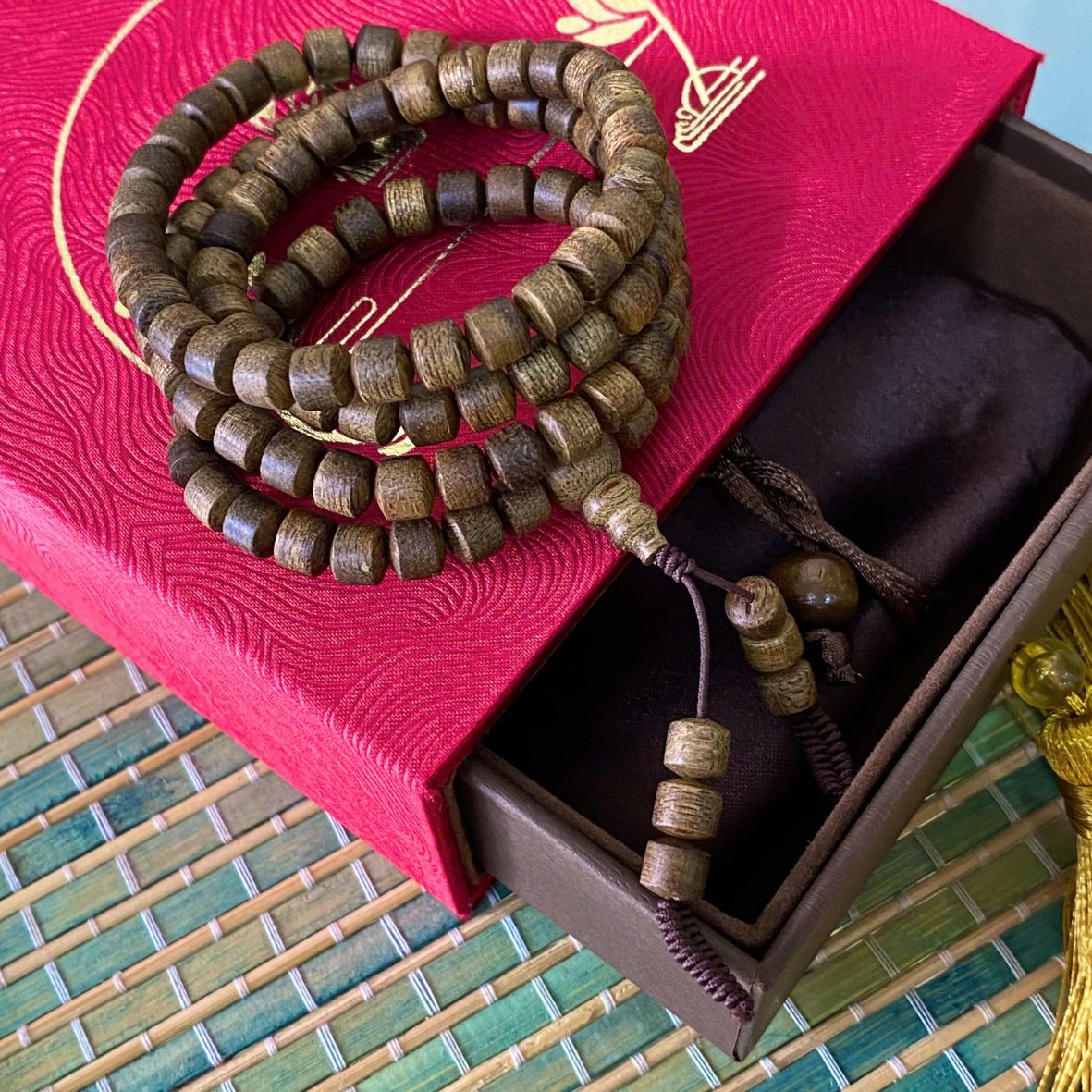 Vòng tay trầm hương tự nhiên Malaysia